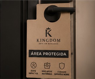 Aviso de área protegida pendurado na maçaneta